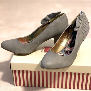 B.A.I.T. Retro Pump bow liked detailed Hillary pumps Retro style size 6.5